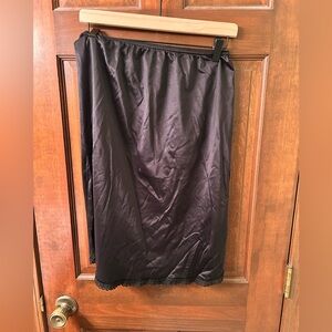 FORTUNE VTG Black nylon lace trim half slip. Size Large